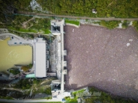 EKOLOŠKA KATASTROFA: Ogromne količine otpada skupljaju se na branama, plutaju predmeti iz jablaničkih domaćinstava (FOTO, VIDEO)