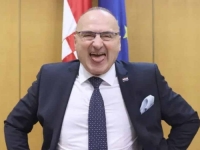 'A MUDROST, NIJE DOVOLJNO SJEDITI POD ŠLJIVOM...': Nevjerovatne izjave Grlić Radmana na HDZ-ovom skupu, smije mu se cijela Hrvatska