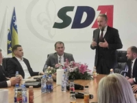 IZETBEGOVIĆ U TUZLI IZNIO NOVE PODATKE: 'Sama SDA je osvojila 53 hiljade glasova više od svih stranaka Trojke zajedno!'