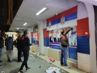 OKRŠAJ ISPRED SUDENTSKOG CENTRA U NOVOM SADU: Studenti polili direktora crvenom farbom