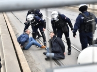 VUČIĆEVA POLICIJA TRENIRA STROGOĆU I BOKS: Savo Manojlović pušten kući poslije pregleda u Urgentnom centru u Beogradu