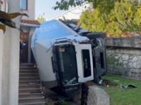 NESVAKIDAŠNJA NESREĆA: Kamion probio ogradu, pa završio u dvorištu kuće
