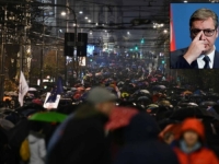 NEVJEROVATNE SCENE U NOVOM SADU: Vučićevi maskirani batinaši pokušali razvaliti protest građana, ALI PLAN IM JE BRZO PROPAO (VIDEO)