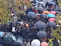 JEZIVE VIJESTI IZ BEOGRADA: Novinarka pretučena tokom protesta (FOTO, VIDEO)