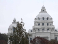 BIJELI DVORAC NA DEDINJU: Simbol propagandne mašinerije Vučićevog režima!