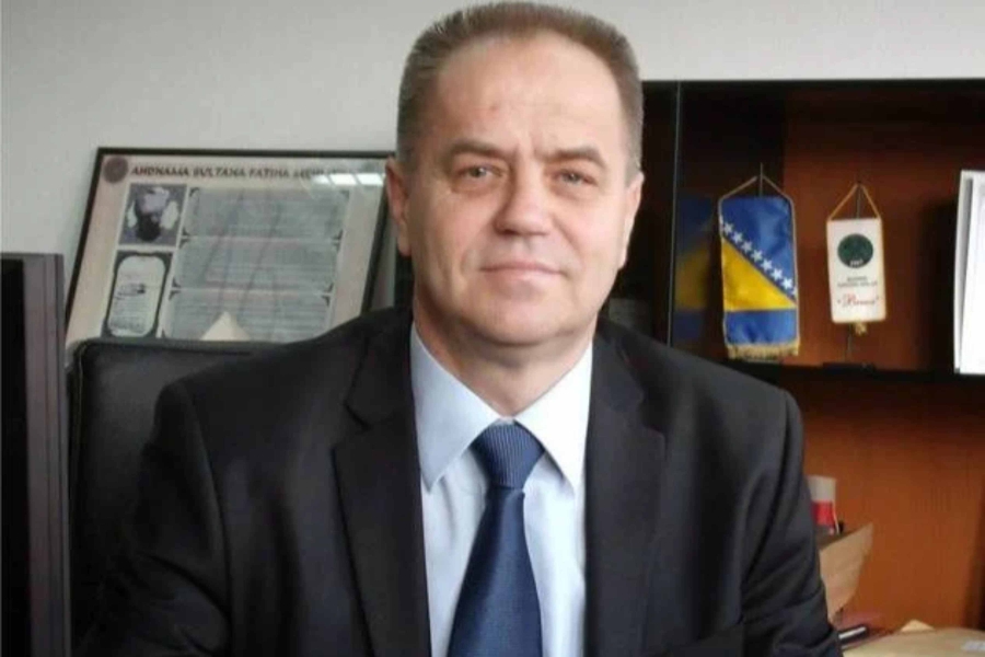 Tuzlić je tokom političke karijere bio vijećnik u Općinskom vijeću Breza i načelnik od 2012. do 2016. godine