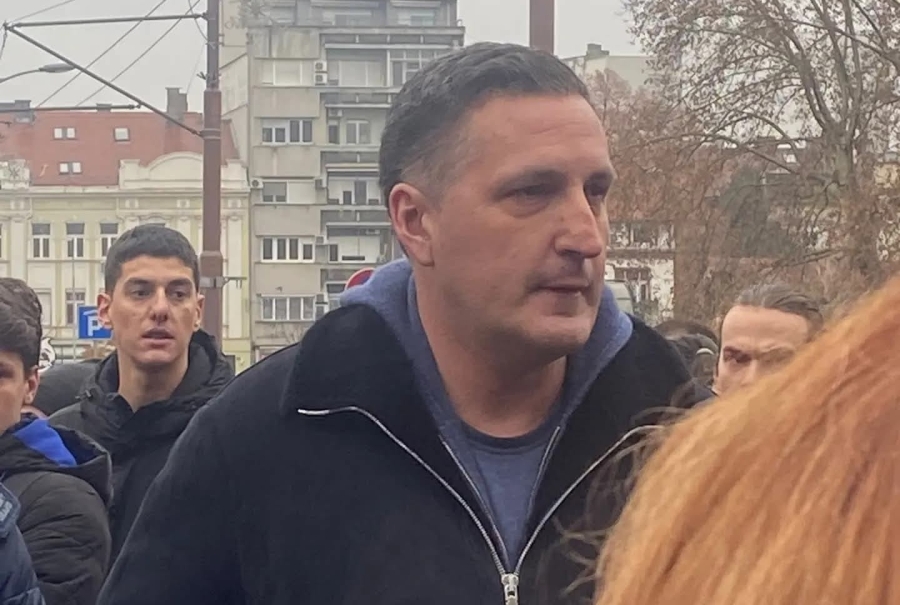 NEDELJKO, I SVI SU TU: Na snimku incidenta iz Beograda 'Dodikov specijalac'  Elek prijeti studentu: 'Hajde, dođi, ti što si rek'o!' (VIDEO) | Slobodna  Bosna