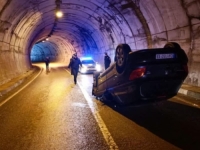 PREVRNUO SE 'PEUGEOT' SRBIJANSKIH REGISTARSKIH OZNAKA: Završio na krovu u tunelu...