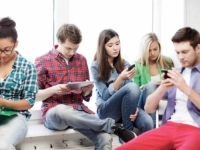 PUŠENJE I ALKOHOL ISPALI IZ MODE: U ovoj evropskoj zemlji glavna ovisnost je MOBITEL!