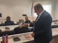 NEVJEROVATNI PRIZORI U BiH: Odbornik 'okadio' skupštinu (VIDEO)