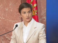 CORAXOV KUTAK: Ana Brnabić na krovu Skupštine Srbije, sa snajperom u rukama, izgleda da...