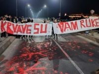 TAČNO MJESEC NAKON TRAGEDIJE U NOVOM SADU: Farbanje Trga slobode u crveno - 'Veoma nam je važno da svako ko...'