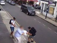 ROLEX SE BRANI I SRCEM I TIJELOM I VREĆICOM SVOM: Muškarcu u Londonu na ulici htjeli ukrasti sat... (VIDEO)