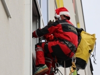 NIŠTA NIJE LJEPŠE OD DJEČIJEG OSMIJEHA: 'Djeda Mrazovi' se spustili niz zgradu mostarske Pedijatrije i obradovali bolesne mališane (VIDEO, FOTO)
