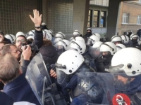 OPSADNO STANJE U NOVOM SADU: Policija sprečava studente i opoziciju da uđu u Skupštinu Vojvodine