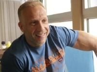 GLUMAC MILAN KALINIĆ PRIJAVLJEN ZA NASILJE: Žena pozvala policiju, on pobjegao