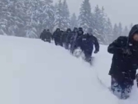 VIRALAN SNIMAK IZ BiH: Pogledajte kako se radnici probijaju kroz smetove da saniraju kvar (VIDEO)