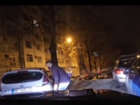IZNERVIRALO GA NEPROPISNO PARKIRANJE: Asmir Kolašinac rukama podigao automobil (VIDEO)