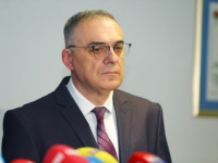 NAČELNIK TESLIĆA DOBIO 'POKLON' NA SJEDNICI LOKALNE SKUPŠTINE: 'Evo tebi jedna lopata' (VIDEO)