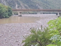 JER VLAST JE NAKON POPLAVA I TU ZAKAZALA: Aktivisti iz Njemačke čiste otpad kod brane na Neretvi (VIDEO)