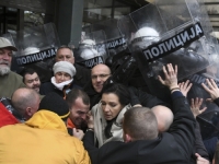 SRBIJANSKI POLITIČARI BLOKIRALI ULAZ U NOVOSADSKU POLICIJU: U intervenciji povrijeđeni i pojedini novinari