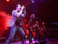 DRAMA NA KONCERTU PARNOG VALJKA U DUBROVNIKU: Pjevač pao kroz binu (VIDEO)