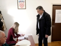 RAZMIŠLJAJUĆI SAMO O MILANOVIĆU: Plenković i Primorac glasali na predsjedničkim izborima u Hrvatskoj
