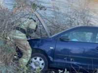 VILE JE PRONOSALE: Autom sletjela s ceste, zaustavila se na metar do ledene rijeke