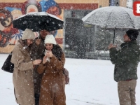 ZIMSKA IDILA U SARAJEVU: Snijeg okovao ulice glavnog grada BiH, samo su turisti nasmijani (FOTO)