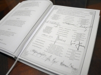 DEJTONSKI MIROVNI SPORAZUM NIKADA NISMO PREVELI NA BOSANSKI: Pogledajte 'ovjerenu kopiju' koja se nalazi u Predsjedništvu BiH (VIDEO)