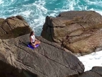 HOROR SNIMAK SA POPULARNOG TURISTIČKOG ODMARALIŠTA: Ogroman val povukao mladu glumicu, nije joj bilo spasa... (VIDEO)