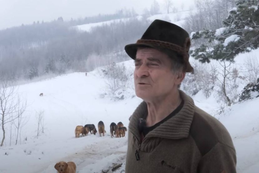 Na ovom prostranom imanju, pažljivo osmišljenom kako bi osiguralo optimalne uslove za razvoj prirodnih instinkata pasa, Mišo trenira svoje ljubimce i brine o njihovoj dobrobiti