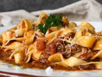 JUNEĆI RAGU, KVALITETAN PRIJEDLOG ZA RUČAK: Dužim kuhanjem mesa ono postaje mekanije i ukusnije, poslužite uz...