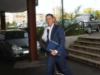 VUČIĆEVOM MINISTRU U RESTORANU SKANDIRALI 'ŽIVJELI STUDENTi': On im pokazao srednji prst, a novinarki koja mu je...