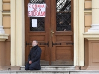 SRBIJA, DANAS: Direktor 'Jovine gimnazije' u Novom Sadu, koji je klečao ispred škole, drži čas za troje učenika, dok ostali đaci skandiraju