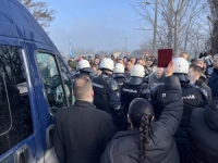 SRBIJANSKA ŽANDARMERIJA SE POVUKLA PRED STUDENTIMA NA PRILAZU NOVOM SADU: Građani ih ispratili ovacijama