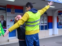 'ŽIVI ZID' IZMEĐU DEMONSTRANATA I PROSTORIJA SNS-a U NOVOM SADU: 'Dva lica Srbije' i profesor koji je stao...