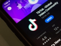 TRAŽI, TRAŽI, PA ĆEŠ NAĆI: Ludilo na eBayu, iPhone s TikTokom prodaje se za čak 50.000 dolara