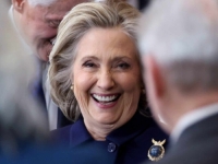 URNEBESAN SNIMAK SA INAUGURACIJE: Pogledajte kako je Trump nasmijao Hillary Clinton (VIDEO)
