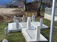 PONOVO OSKRNAVLJENO ŠEHIDSKO MEZARJE U SREBRENICI: Postavljena tri krsta, u toku je i betoniranje...