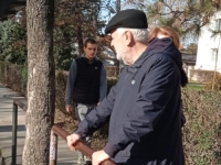 VLADU SRBIJE VODIO OD 2008. DO 2012. GODINE: Bivši premijer Mirko Cvetković izašao da pozdravi studente na putu ka Novom Sadu
