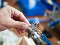 NEVJEROVATNE SCENE: Ukrajinskoj voditeljici usred emisije detonator eksplodirao u rukama