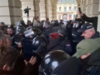 NASTAVLJA SE DRAMA U NOVOM SADU: Odbornici opozicije potukli se s policijom u Gradskoj kući (VIDEO)