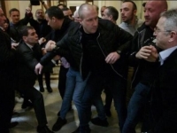 NOVI HAOS U SKUPŠTINI SRBIJE: Fizički okršaj poslanika sa obezbjeđenjem (VIDEO)