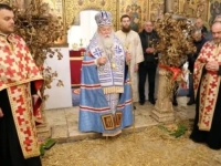 HRIZOSTOM DOLIJEVA ULJE NA VATRU, SPOMINJE UGROŽENOST I PROGON SRBA: Tvrdi da Sarajlije autima blokiraju ulaz u crkvu