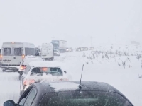 SNJEŽNE NEVOLJE NA SVE STRANE: Snijeg i jak vjetar prouzrokovali poteškoće na svim putnim pravicima u...