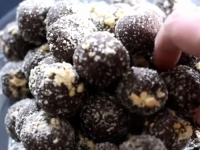TOPE SE U USTIMA: Na brzinu napravite Raffaello kuglice i iznenadite ukućane… (VIDEO)