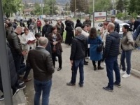KUPCI STANOVA U TUZLANSKOM NASELJU OGORČENI: Uredno kupili stanove u novogradnji, ali u njih ne mogu useliti