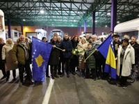 ZASTAVE U RUKAMA: Prvi autobus s bh. građanima bez viza ušao na Kosovo, na granici su ih dočekali...