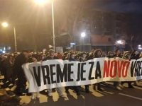 MASOVNE DEMONSTRACIJE U NOVOM SADU: Pogledajte kakve su poruke studenti poslali Aleksandru Vučiću...